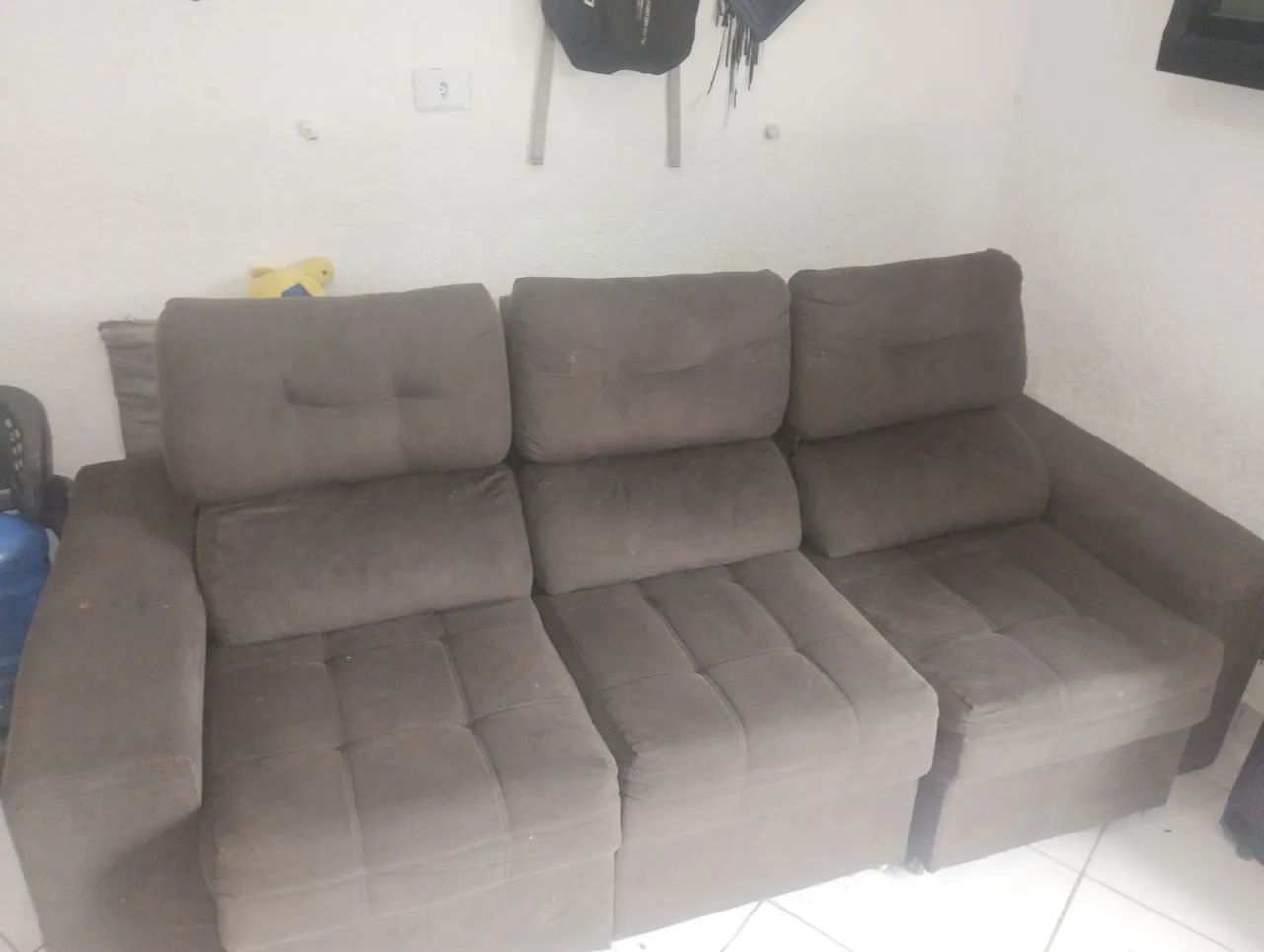 Estou vendendo esse sofá ele tem só lugares 200,00 leva ele 