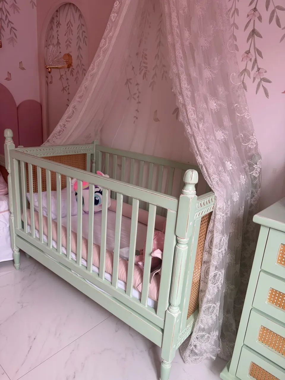 MÓVEIS DE BEBÊ COMPLETOS COM BERÇO MINI CAMA E CÔMODA TODOS  DE MADEIRA MACIÇA - Foto 2