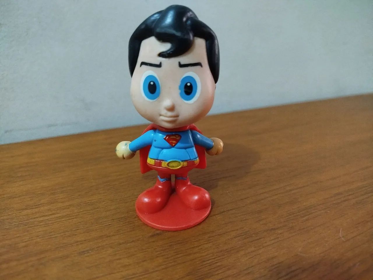 Boneco Superman miniatura colecionável.