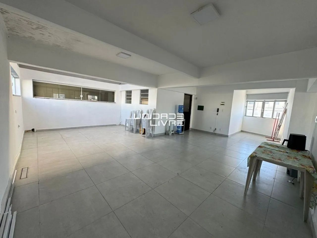 Sala comercial para locação, com ambientes integrados contando com 100 M²