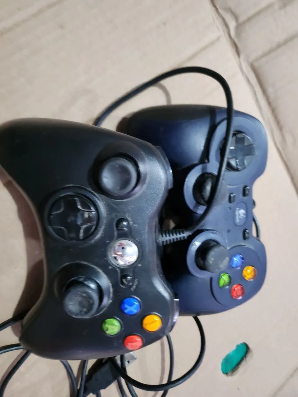 2 controles pra peças, exbox 