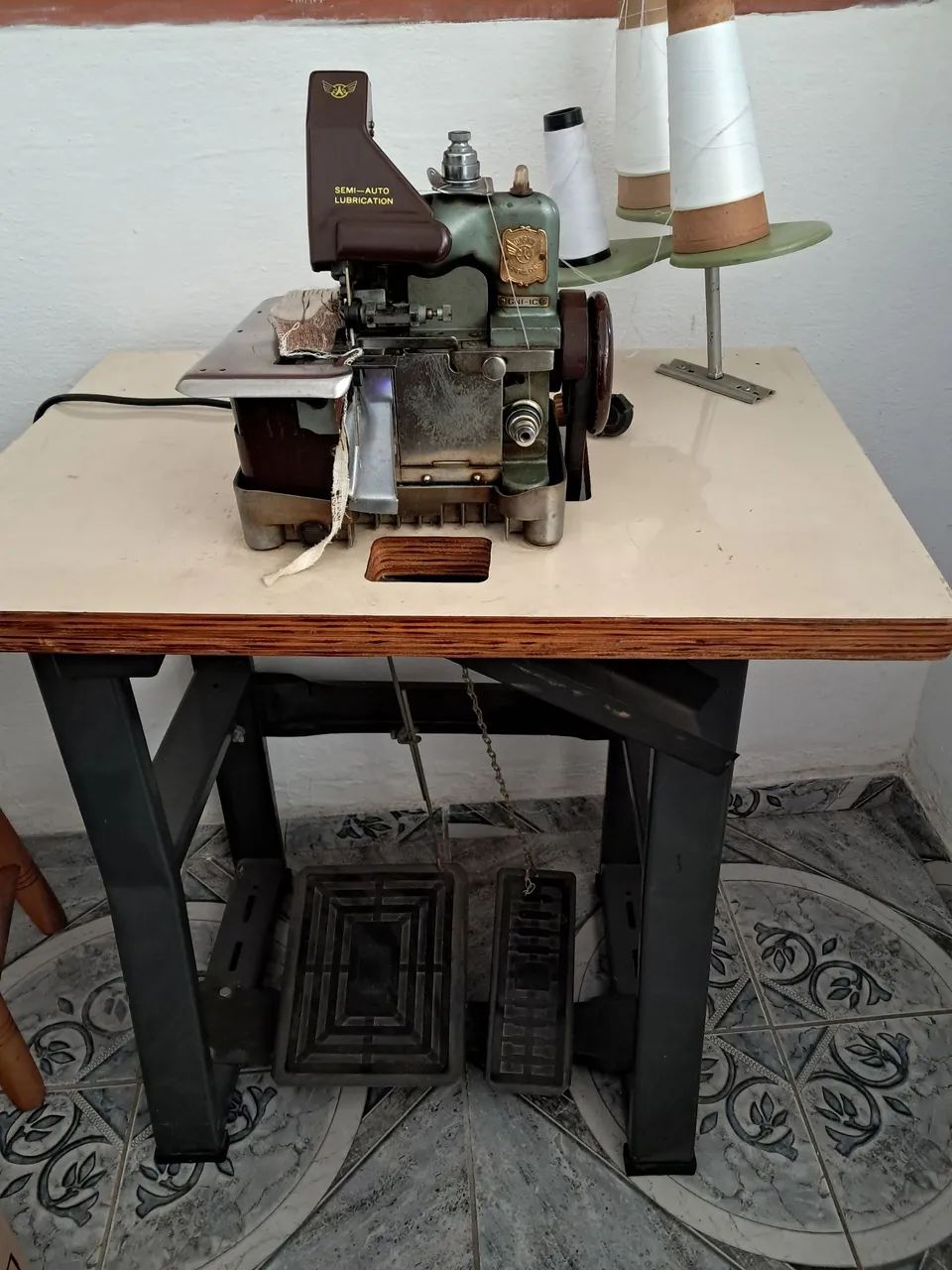 Overlock com bancada 