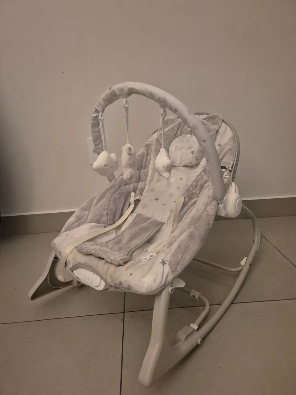 Cadeira de descanso para bebê com móbile