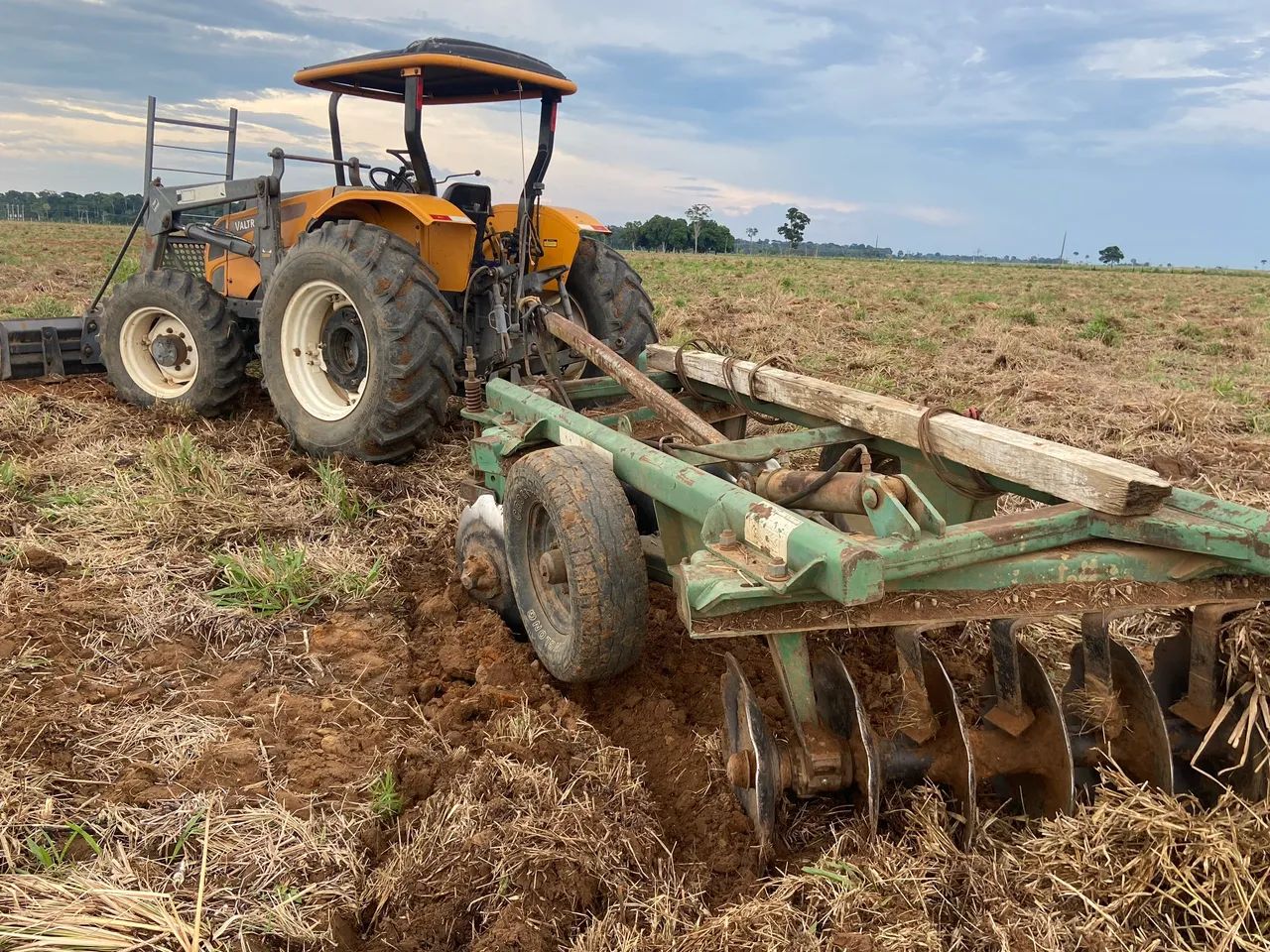 Trator valtra A750 e implementos  - Foto 3