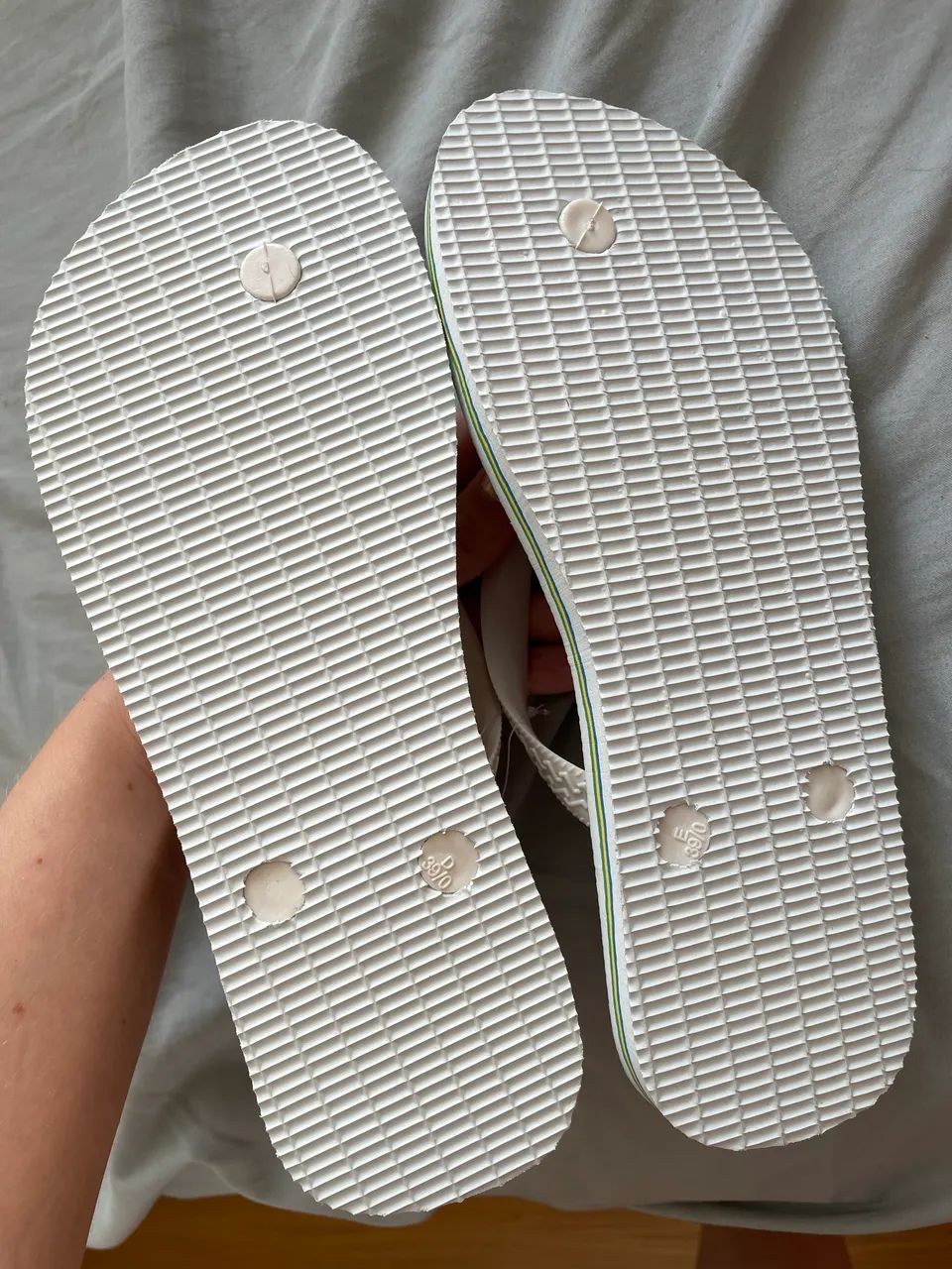 Chinelo branco R$25,00 - Foto 2