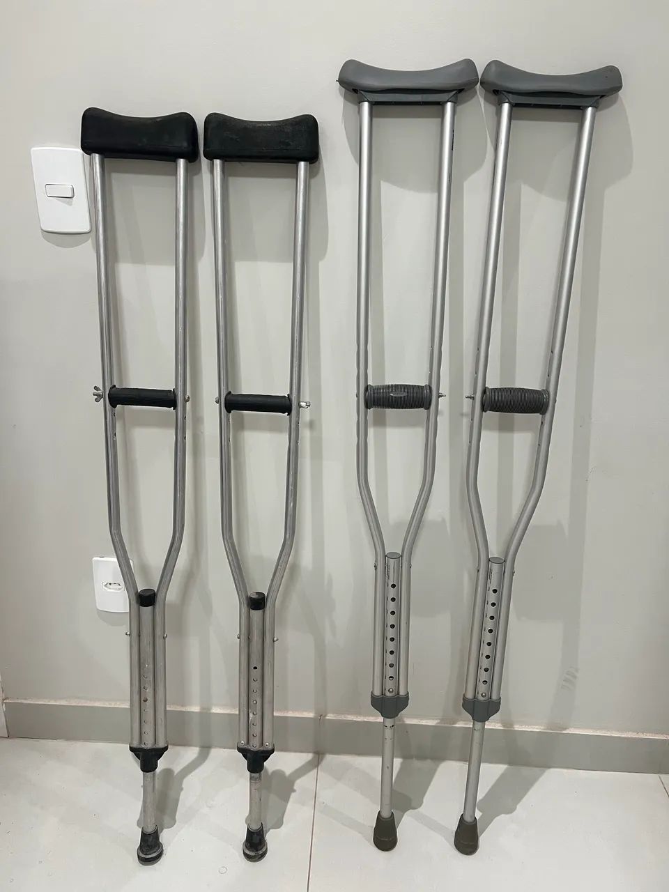 Vendo dois pares de muletas R$150,00 cada par * - Foto 2