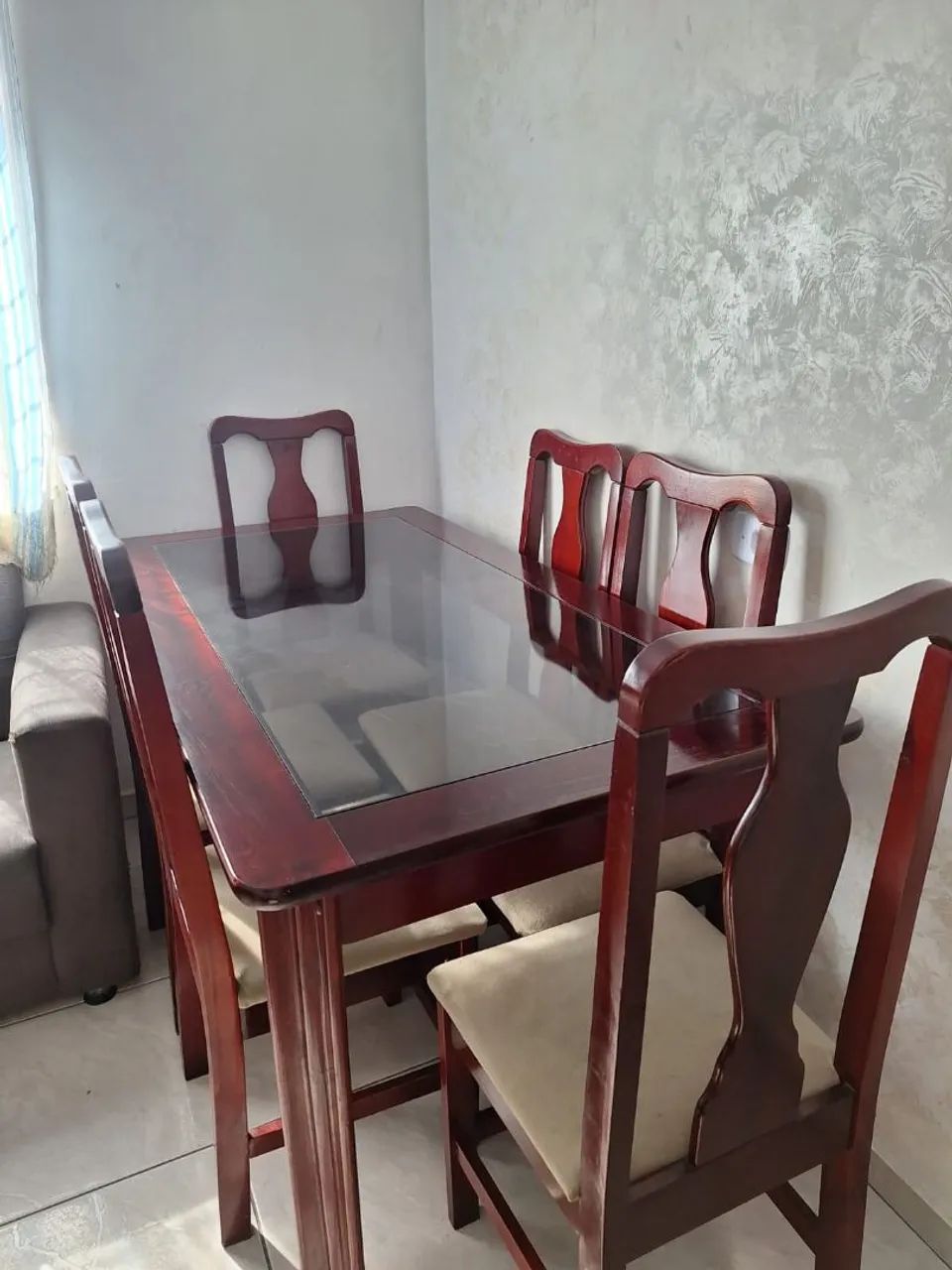 Mesa de madeira com tampo de vidro. - Foto 2