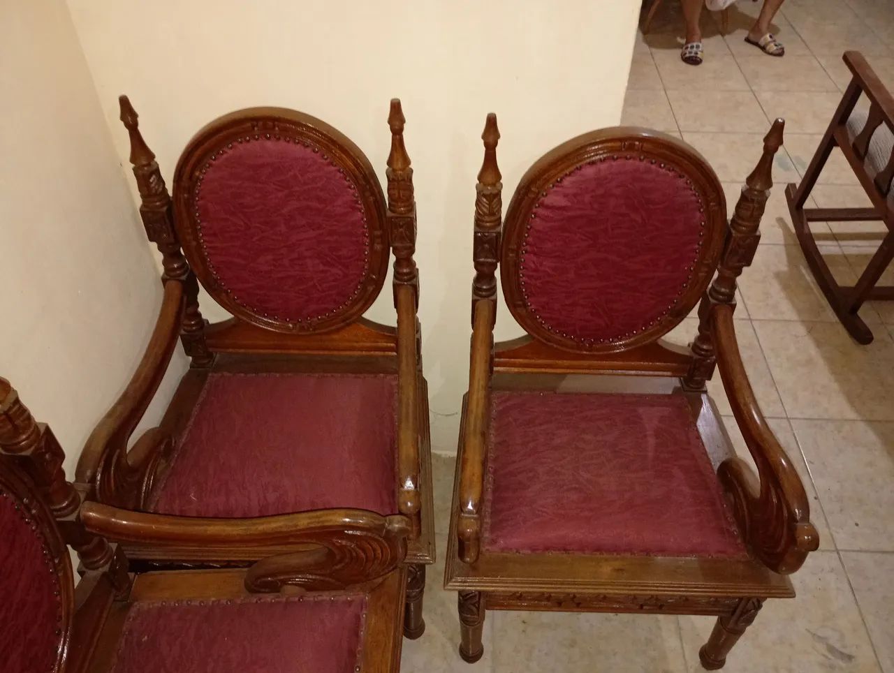 Par de poltronas medalhão. Sem avarias. Completamente confortável.