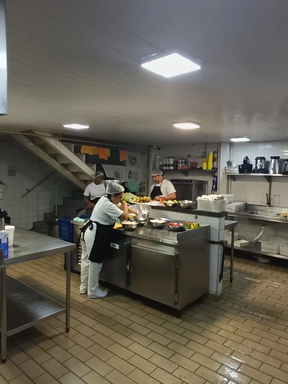 Procura-se pessoas qualificadas para trabalhar na área  restaurante.  - Foto 3