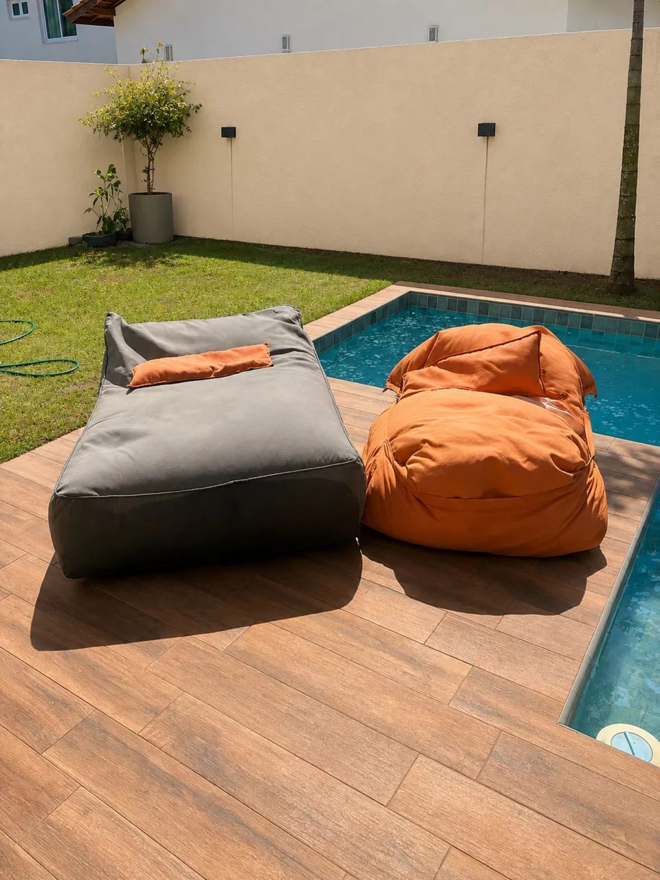 Pufs espreguiçadeira e piscina 