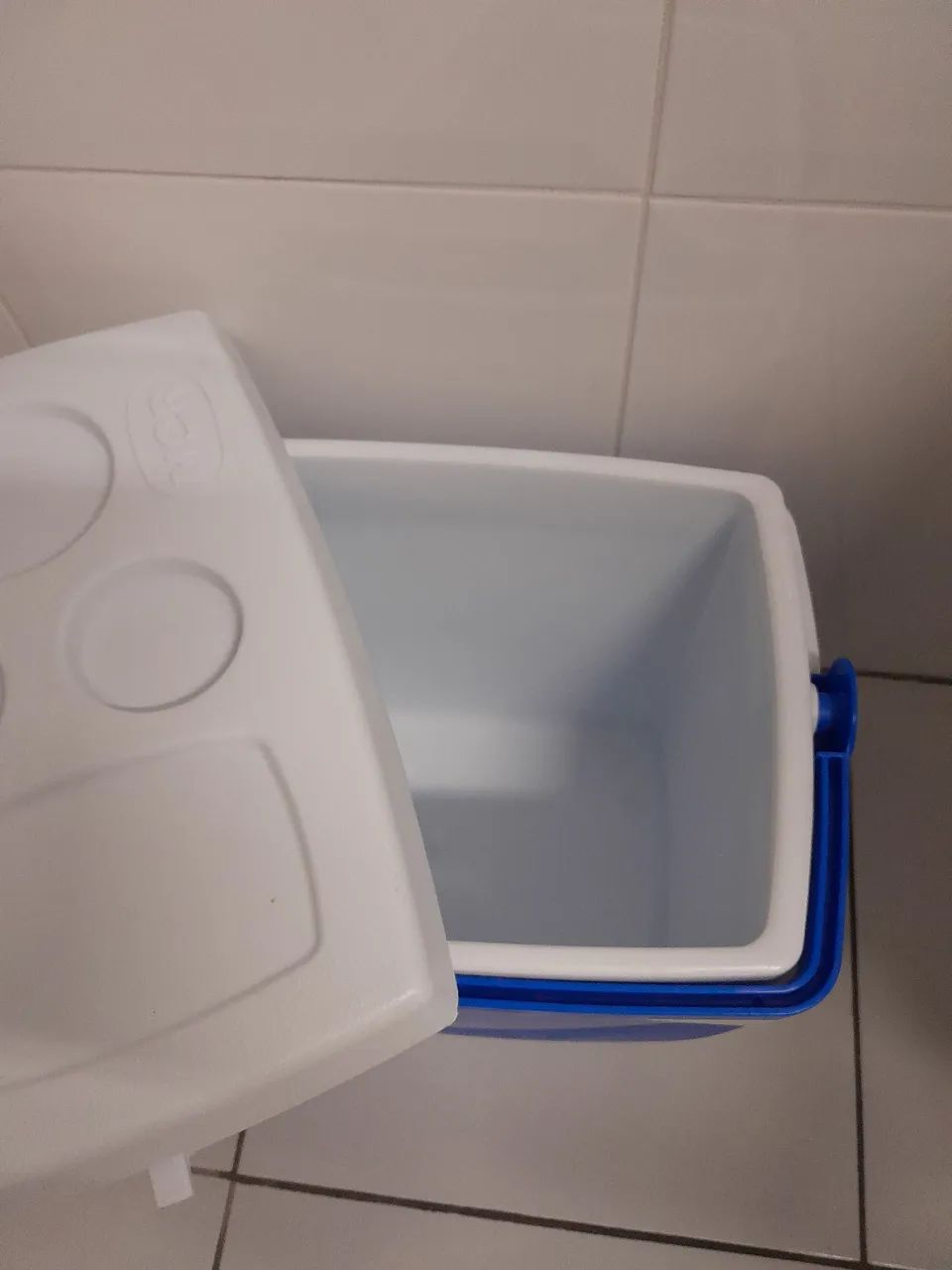 Caixa térmica 26L muito bom estado, pouco usado  - Foto 2