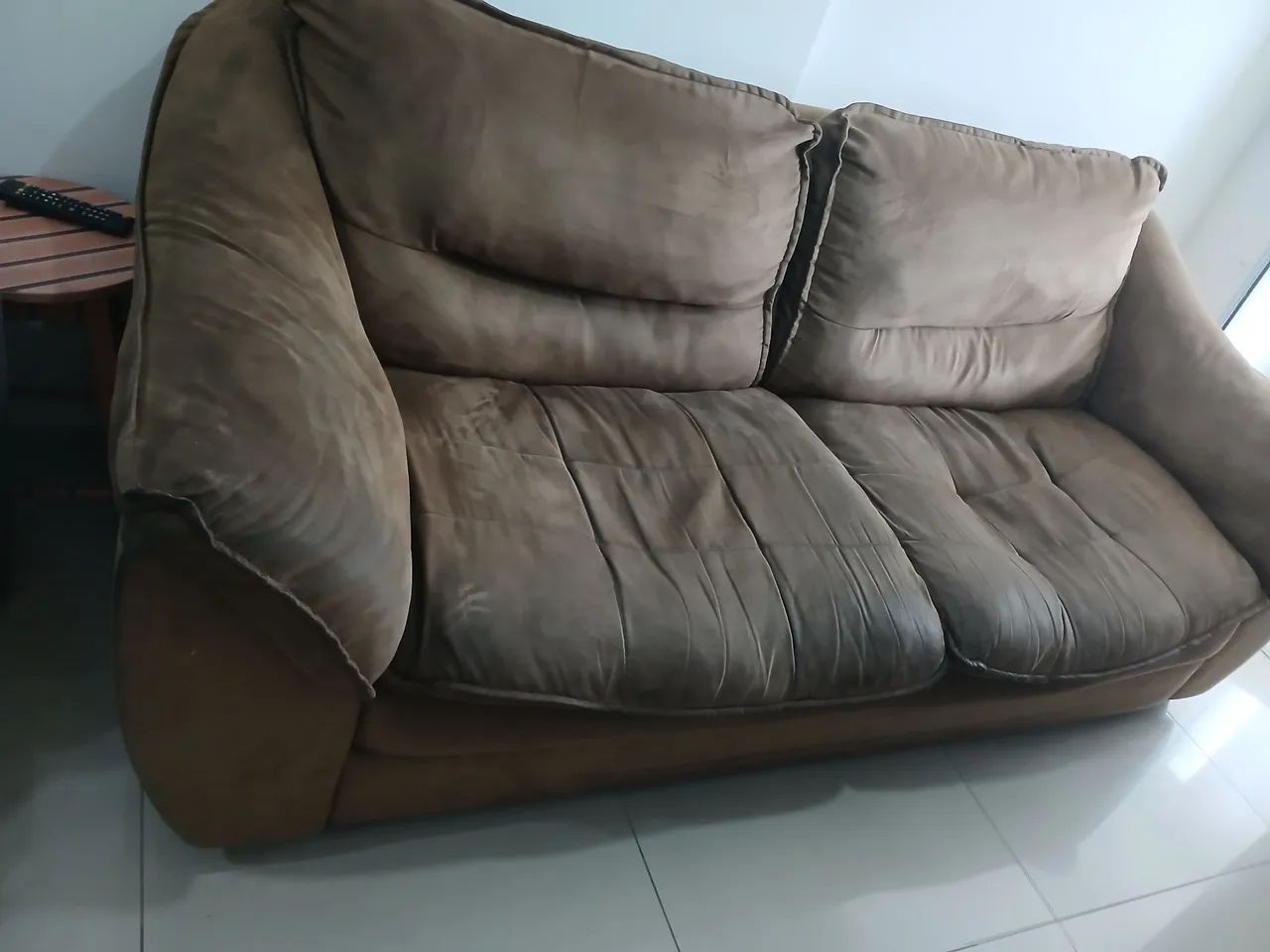 Sofá três lugares, conservado, modelo bonito, ótimo preço! - Foto 2