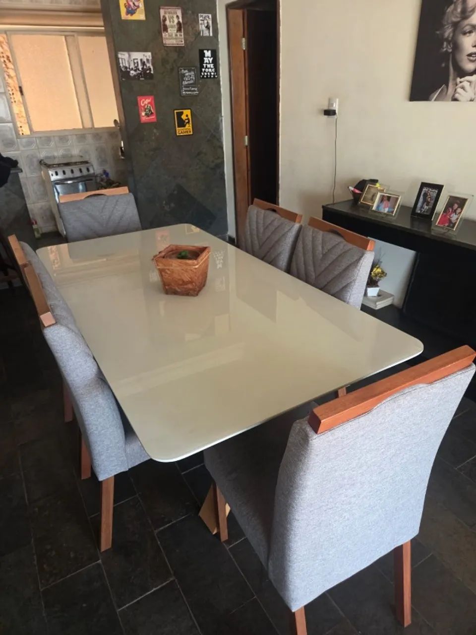 Mesa de Jantar retangular com tampo de vidro e cadeiras estofadas em cinza - Foto 2