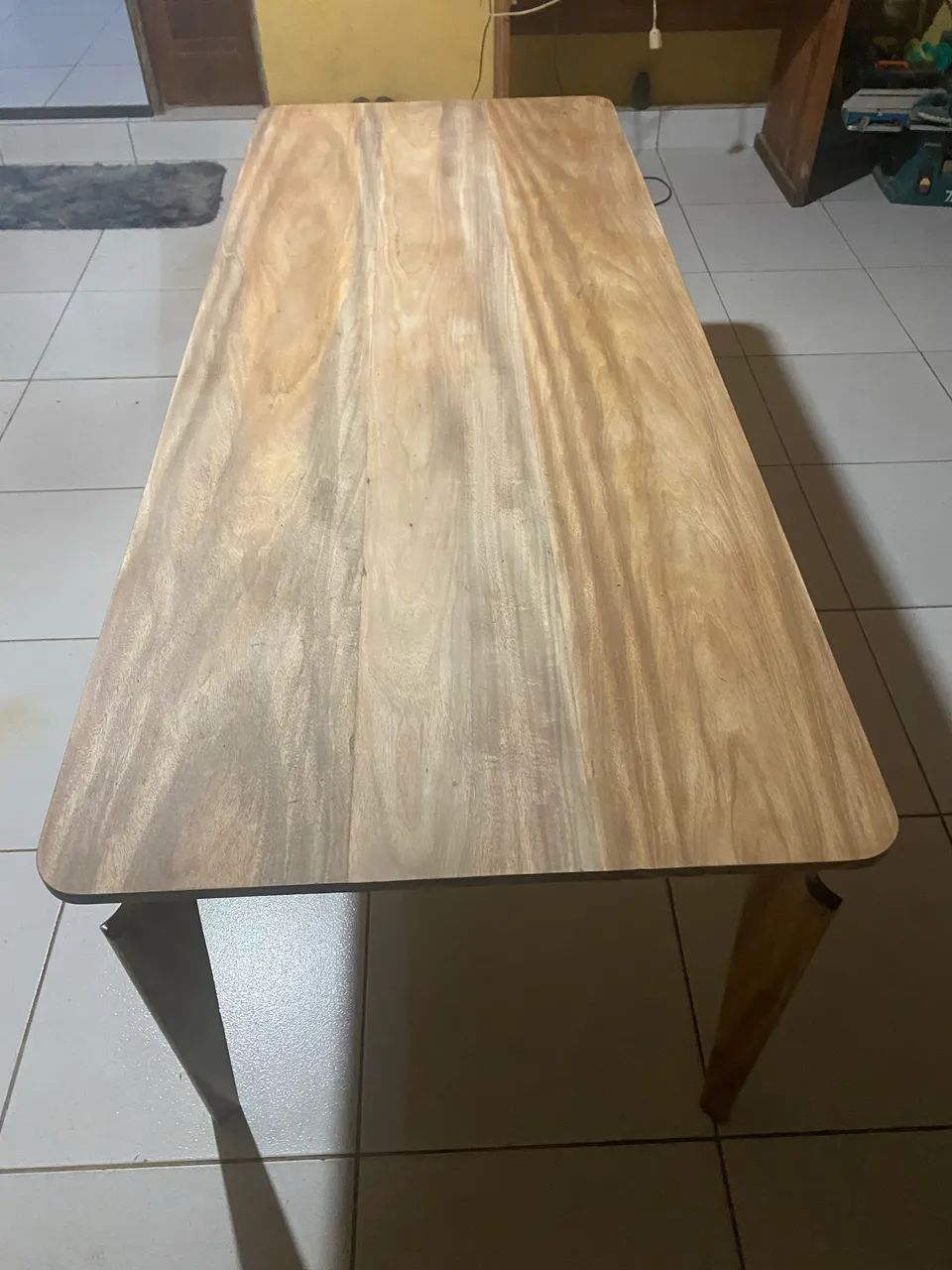 Mesa de madeira timborana para 6 cadeiras. - Foto 3