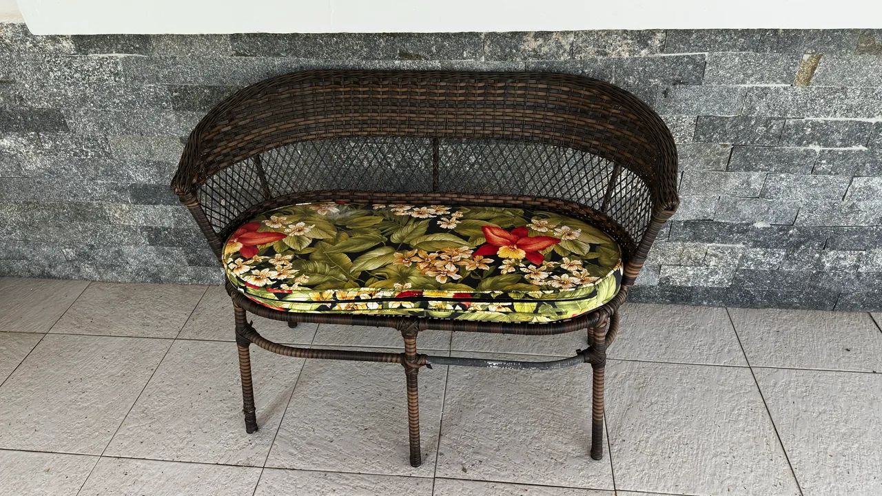 Conjunto de varanda com mesa, sofá e duas cadeiras em vime - Foto 3