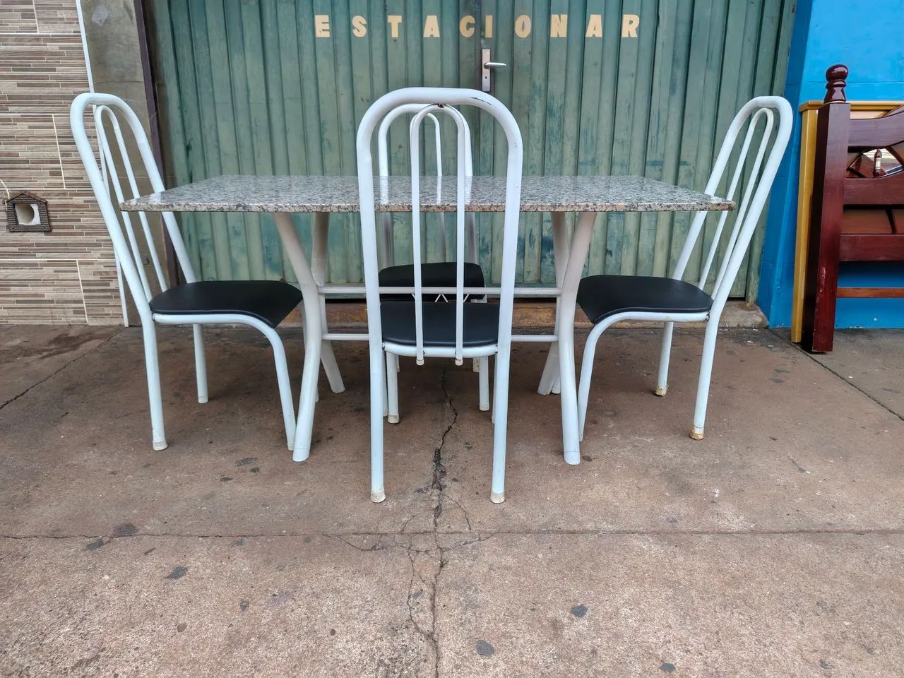 Vendo mesa de granito com 4 cadeiras 
