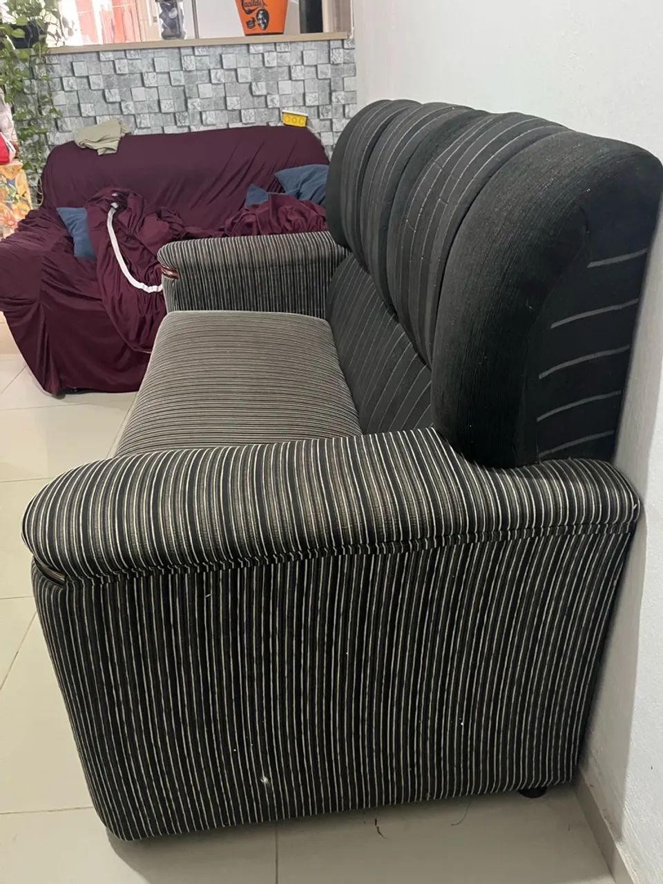 Conjunto sofá modelo antigo 4 , e 3 lugares  - Foto 3
