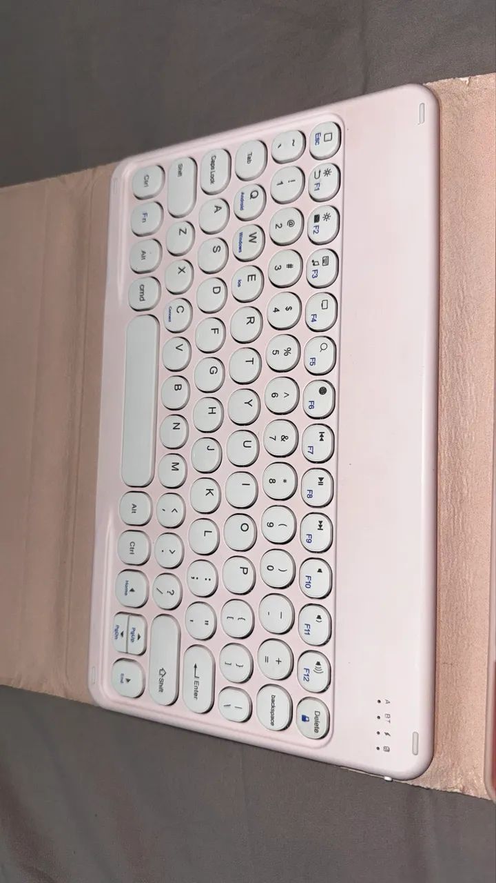 Capa com Teclado Bluetooth para Tablet Samsung Tab S6 Lite - Foto 2