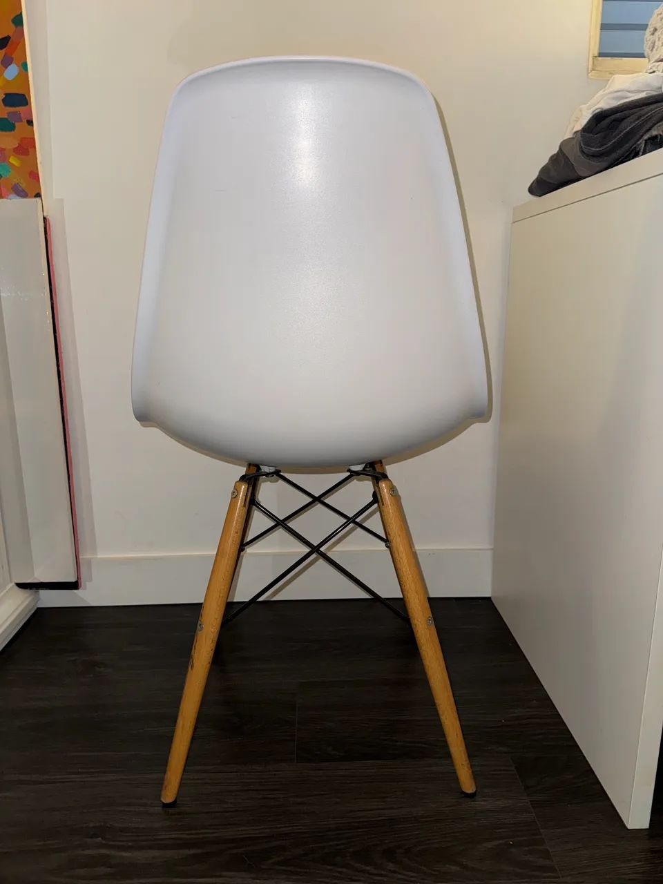Cadeira Eames Eiffel Branca com Pé de Madeira - Estilo Moderno - Foto 5
