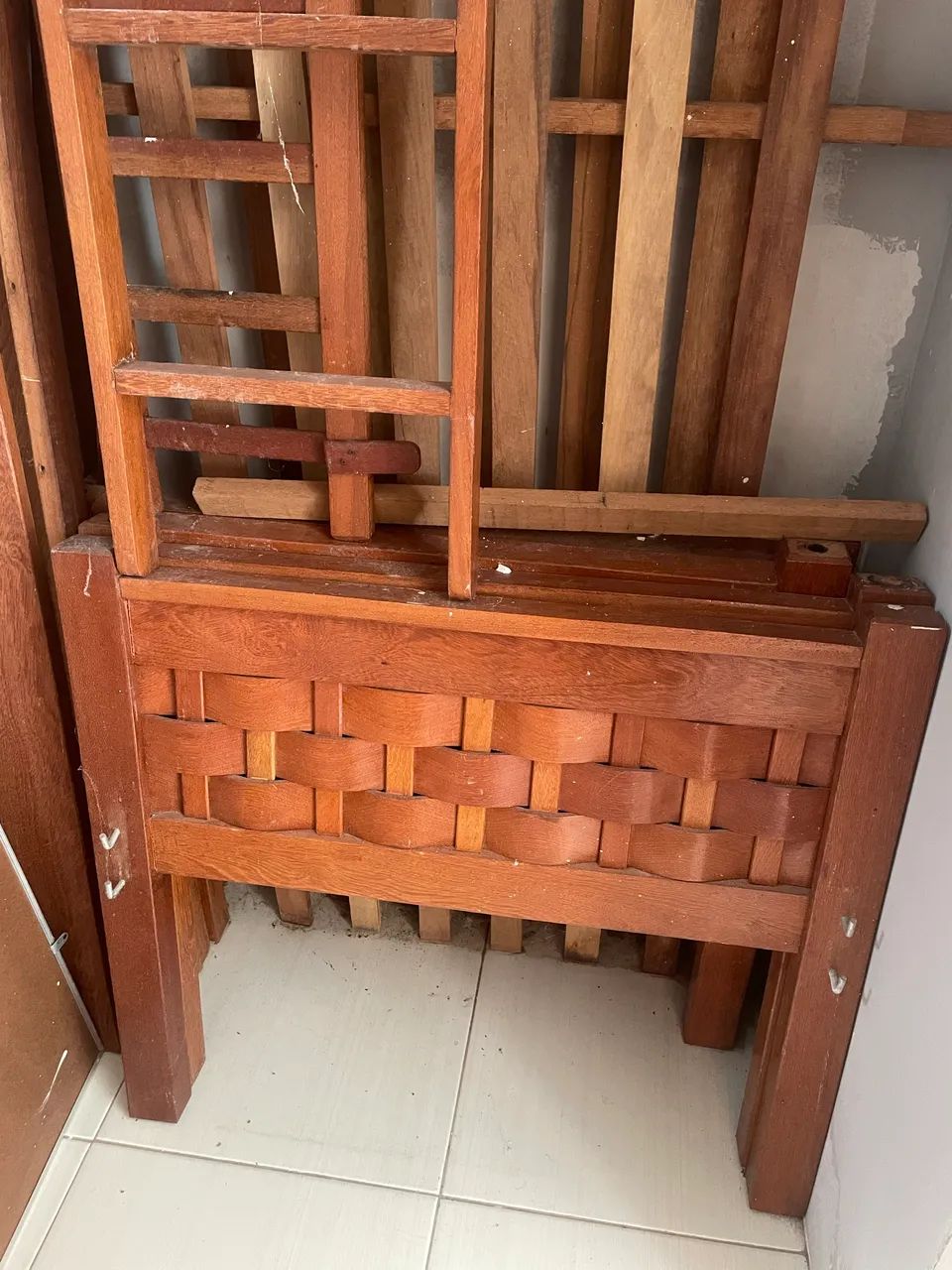 Cama de solteiro em madeira rústica 