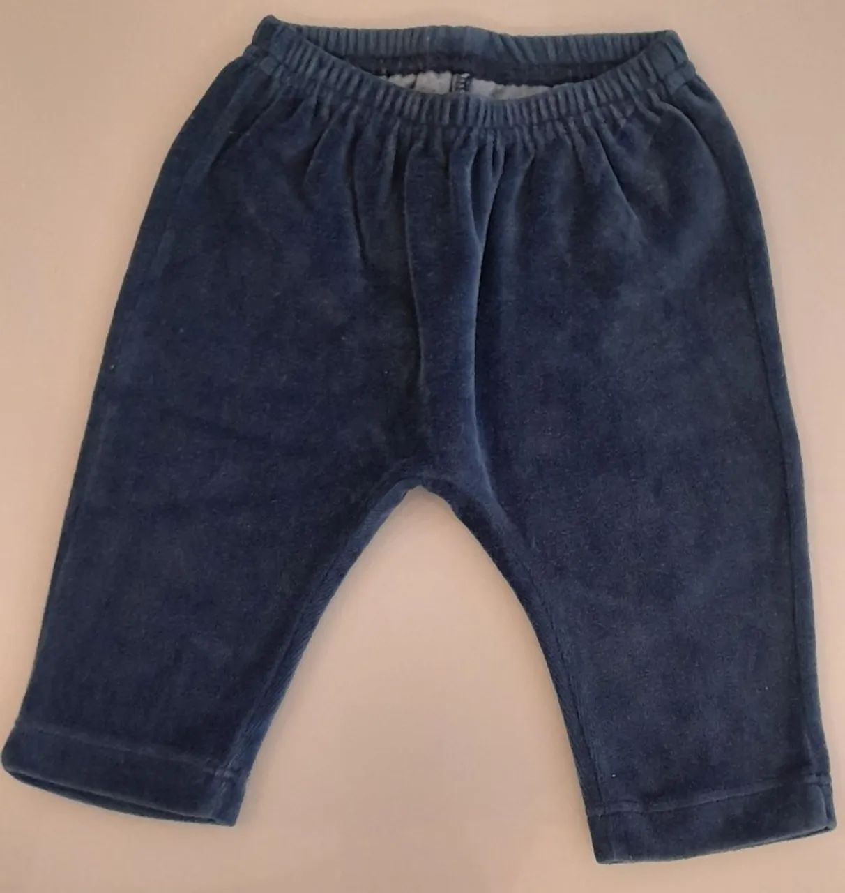 Conjunto em fleece Tilly Baby. Calça azul com elástico e Blusa listrada bordada - Foto 3