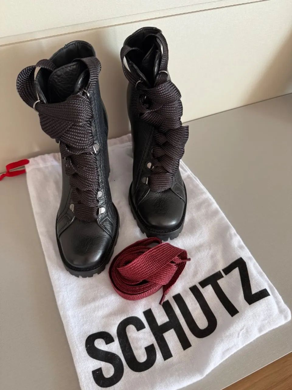 Bota Schutz semi nova - Foto 2
