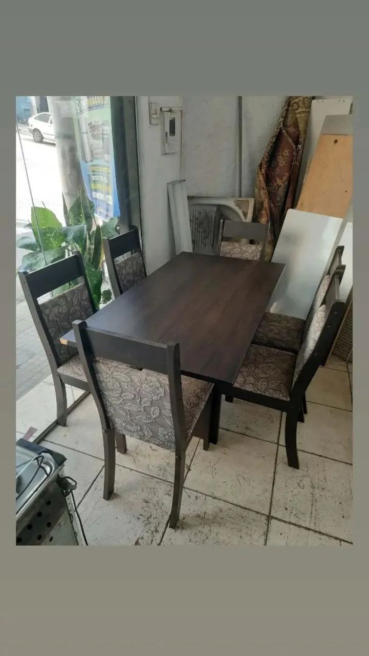 Mesa com seis cadeiras