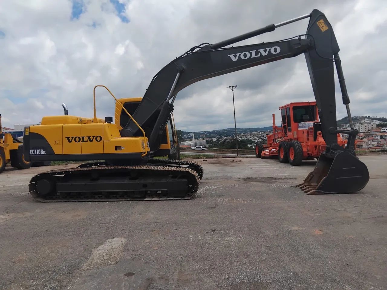 Escavadeira Volvo EC210B - Foto 2