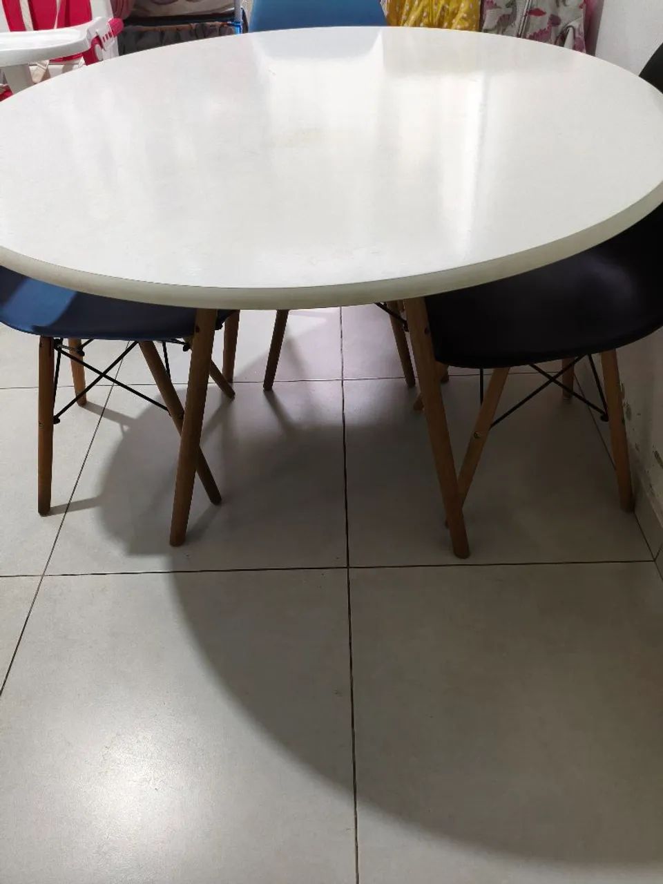 Mesa redonda estilo Eames com tampo branco e pés de madeira 110 cm - Foto 2