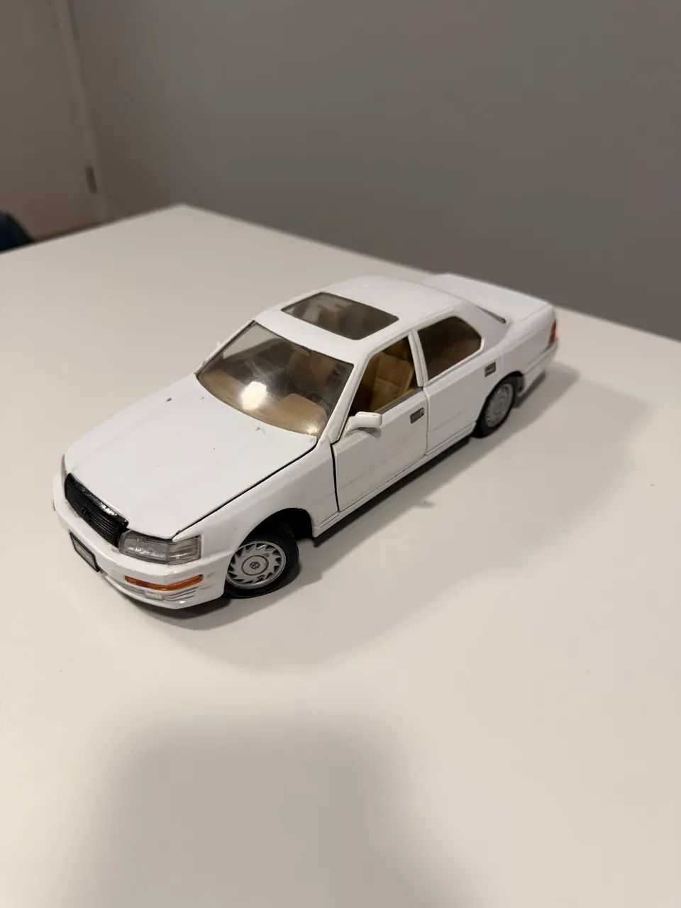 Miniatura Lexus LS400 1/18 Road Tough - Hobbies e coleções