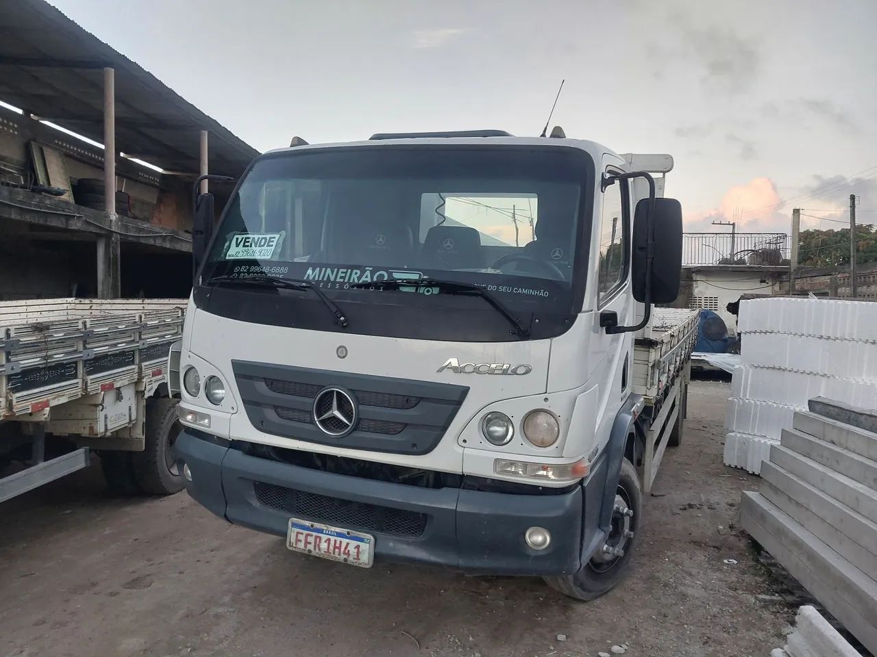 MB Accelo ano 1012 carroceria
