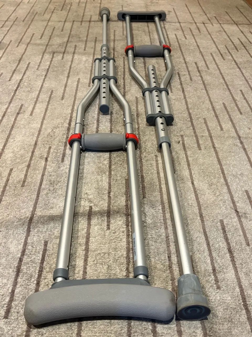 ? Par de Muletas de Alumínio Reguláveis - Ótimo Estado! - Foto 2
