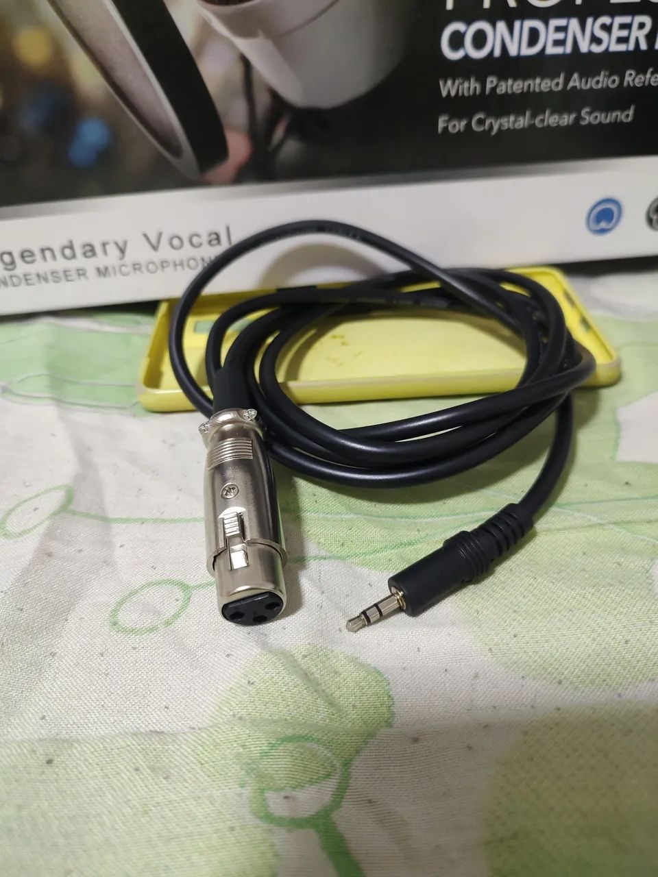 Microfone com braço articulado, em ótimo estado 