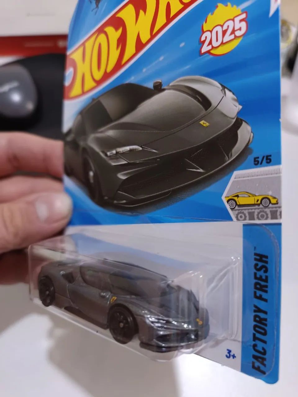 Vendo Hotwheels Ferrari SF90 preto lacrado  - Foto 3