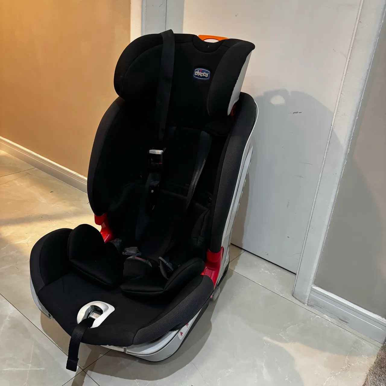 Cadeirinha Chicco auto com isofix preta - Foto 3