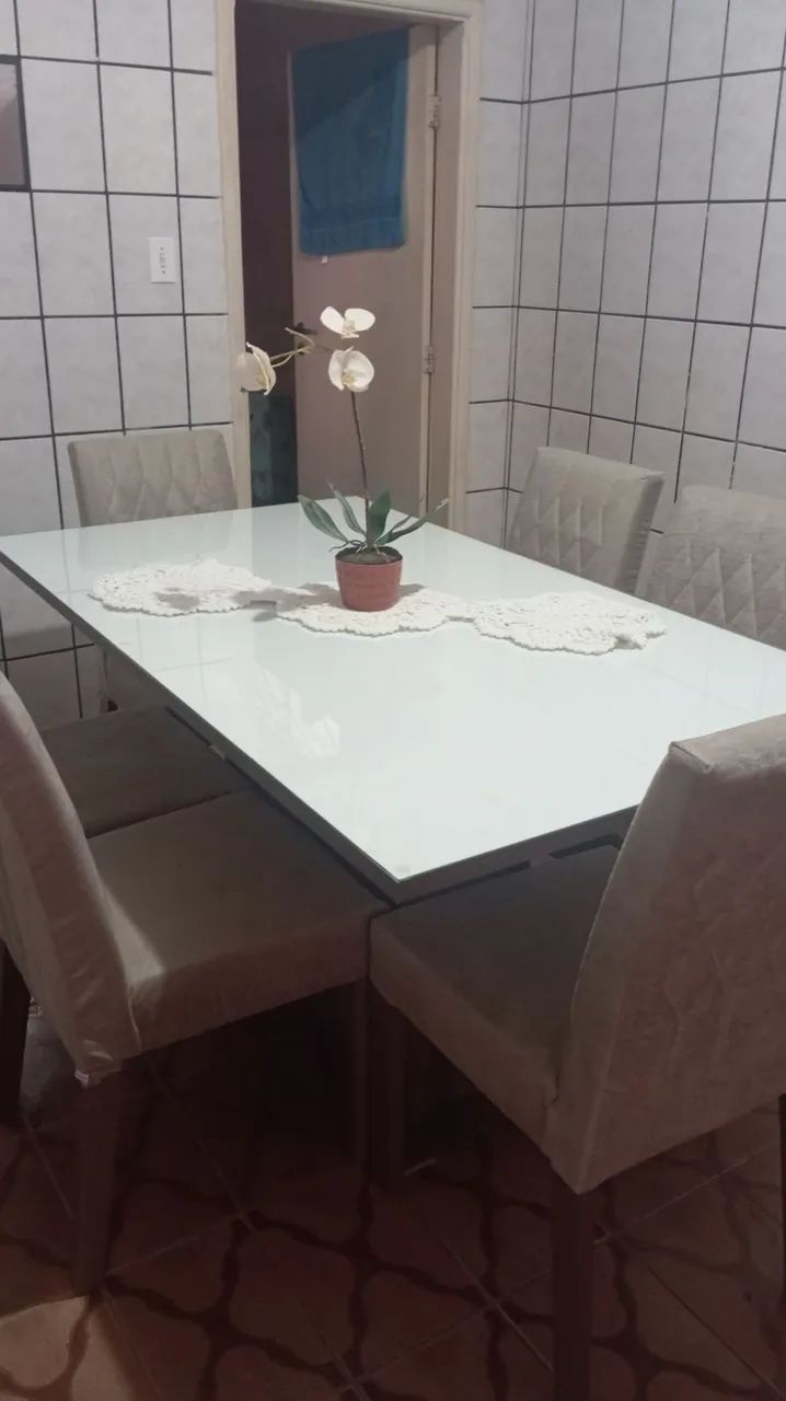 Vende-se mesa com 6 cadeiras nova ,apenas 2 mês de uso.1800