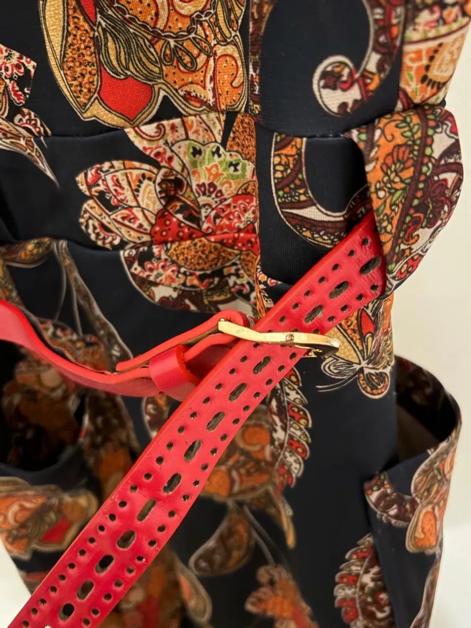 Vestido estampado com cinto vermelho - Foto 3