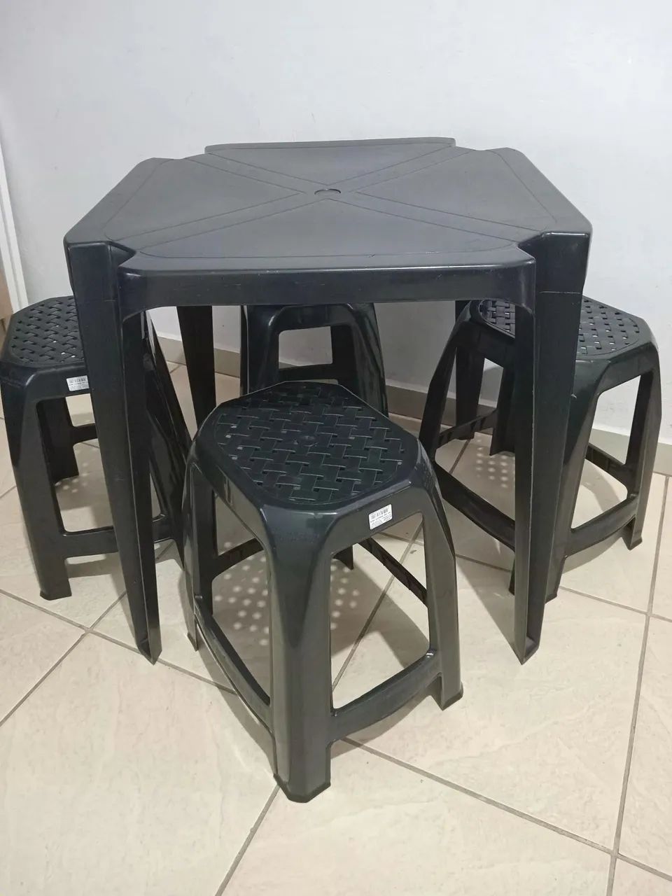 Mesa E Quatro Banquetas Plástica  - Foto 2