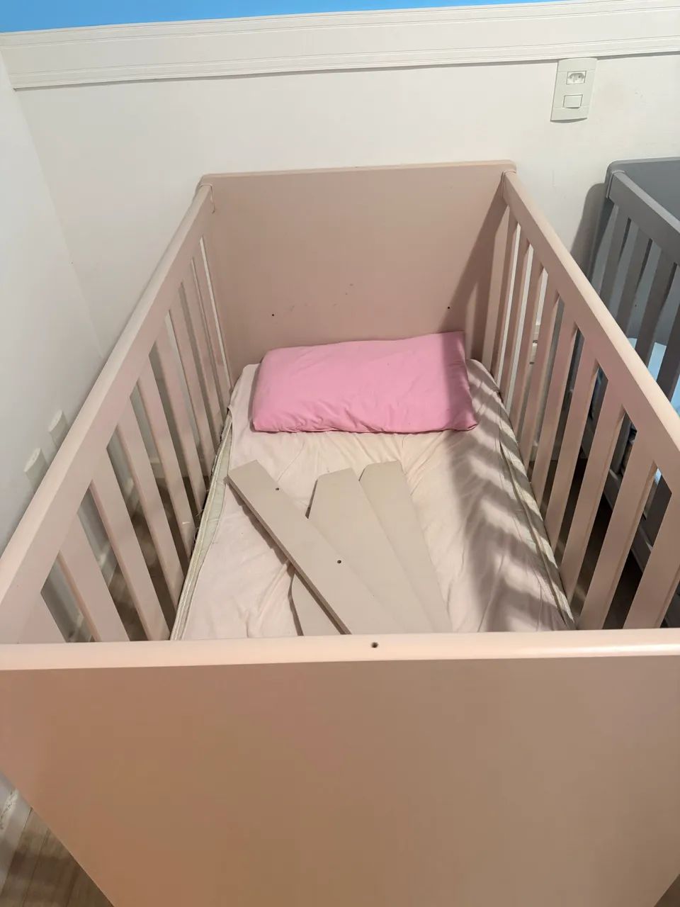 Berço que vira cama