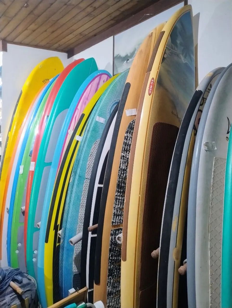 pranchas de surf de diversos tamanhos e modelos 
