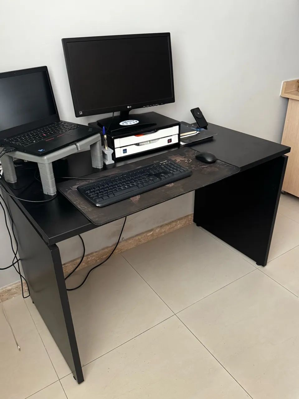 Mesa Escritório Preta MDF 1,20m Resistente Seminova - Foto 2
