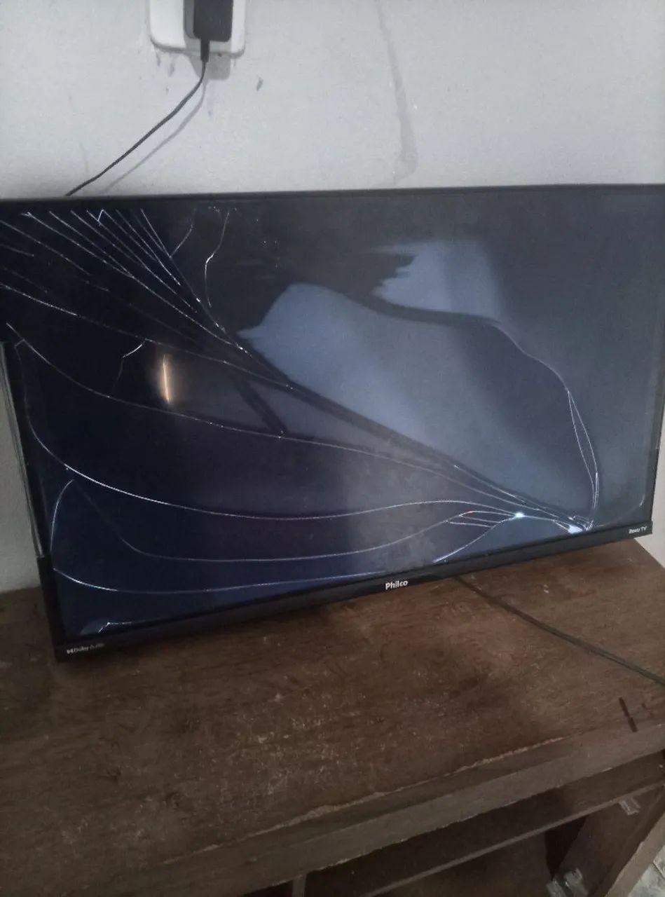 Tv smart 32 polegadas Philco tela quebrada quem quiser pra consertar ou retirada de peças  - Foto 3