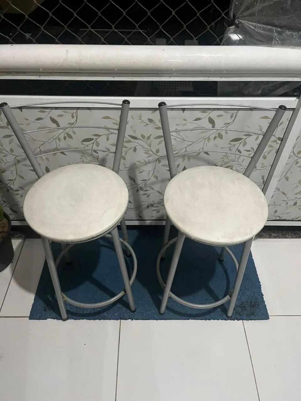 Vendo duas banquetas brancas, estofadas, de aço - Foto 2