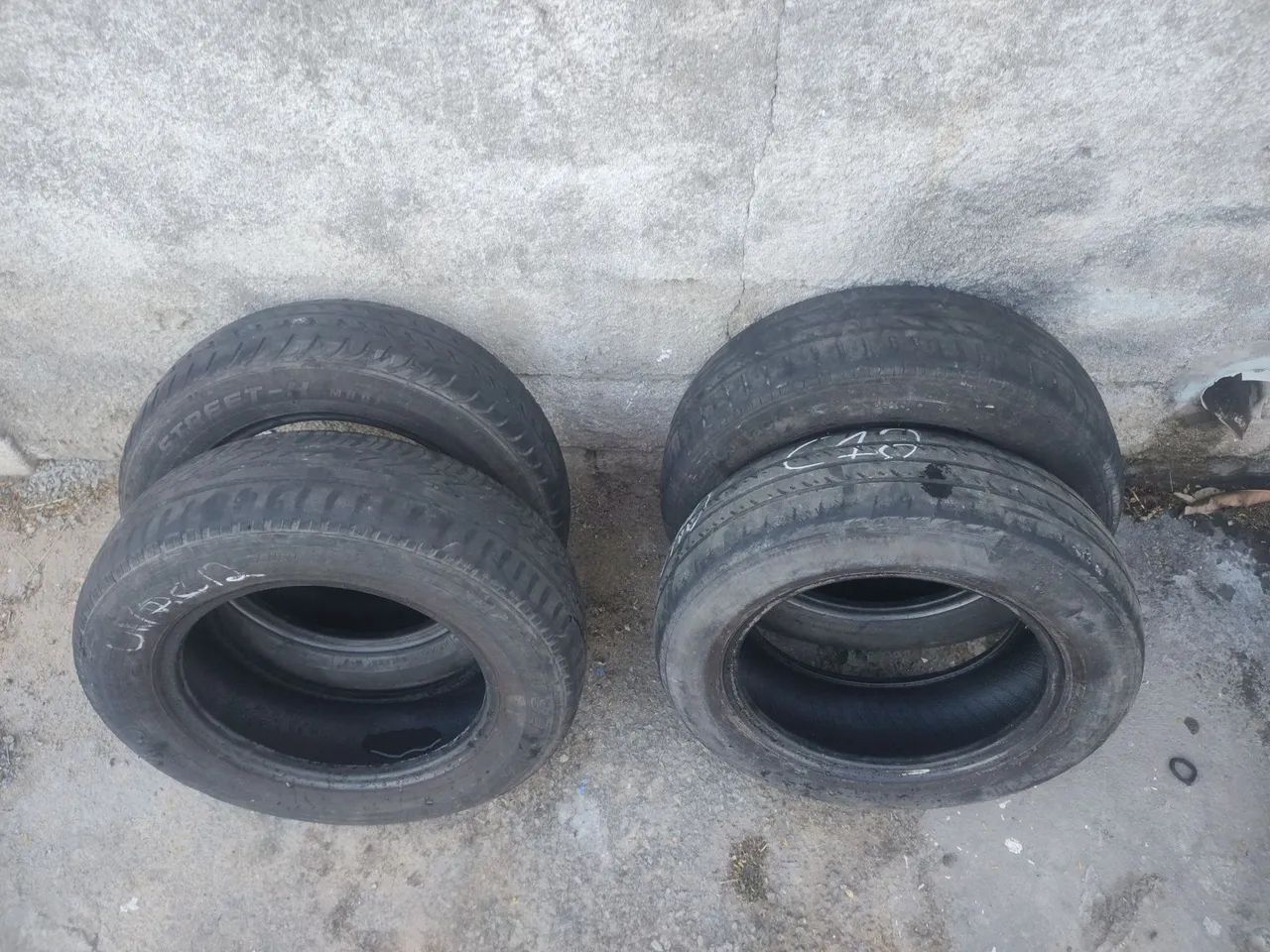 Pneus usado Roda 14, 4 por R$220,00