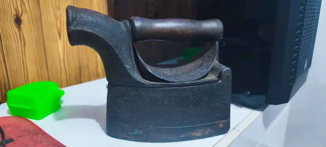 Ferro de passar antigo