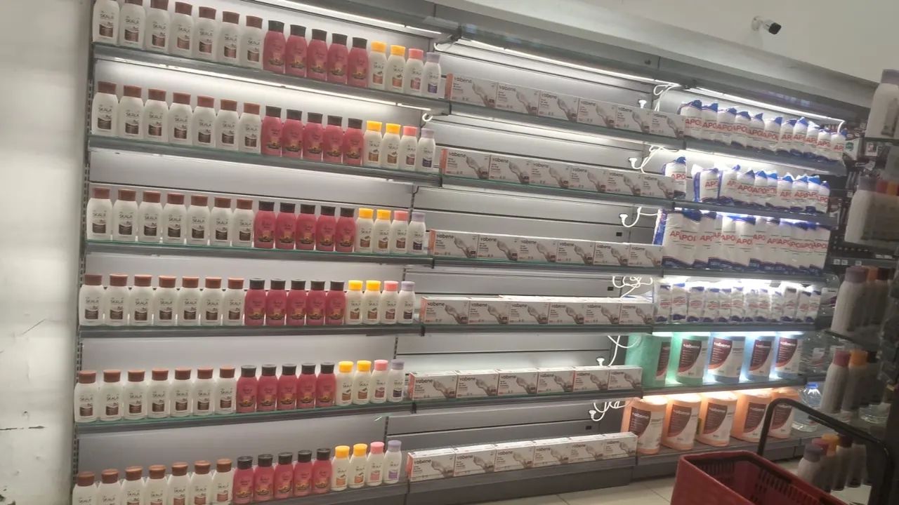 Gôndolas Premium Fast/Ariam com prateleiras de vidro iluminadas - Foto 4