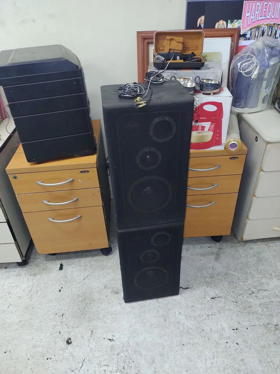 Escrivaninha alta, mdf, cor marfim, original, perfeito estado. E outros.