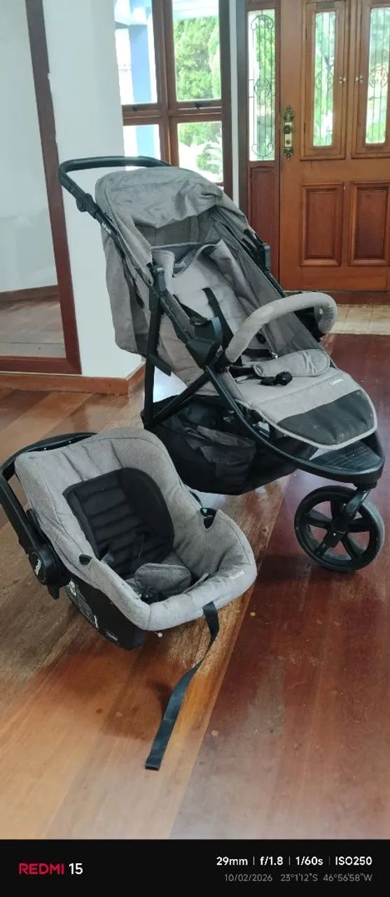 Carrinho de bebê + bebê conforto semi novo. 