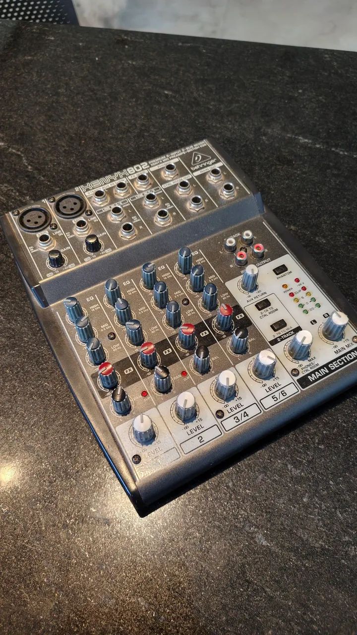 VENDO MESA DE SOM BEHRINGER XENYX 802