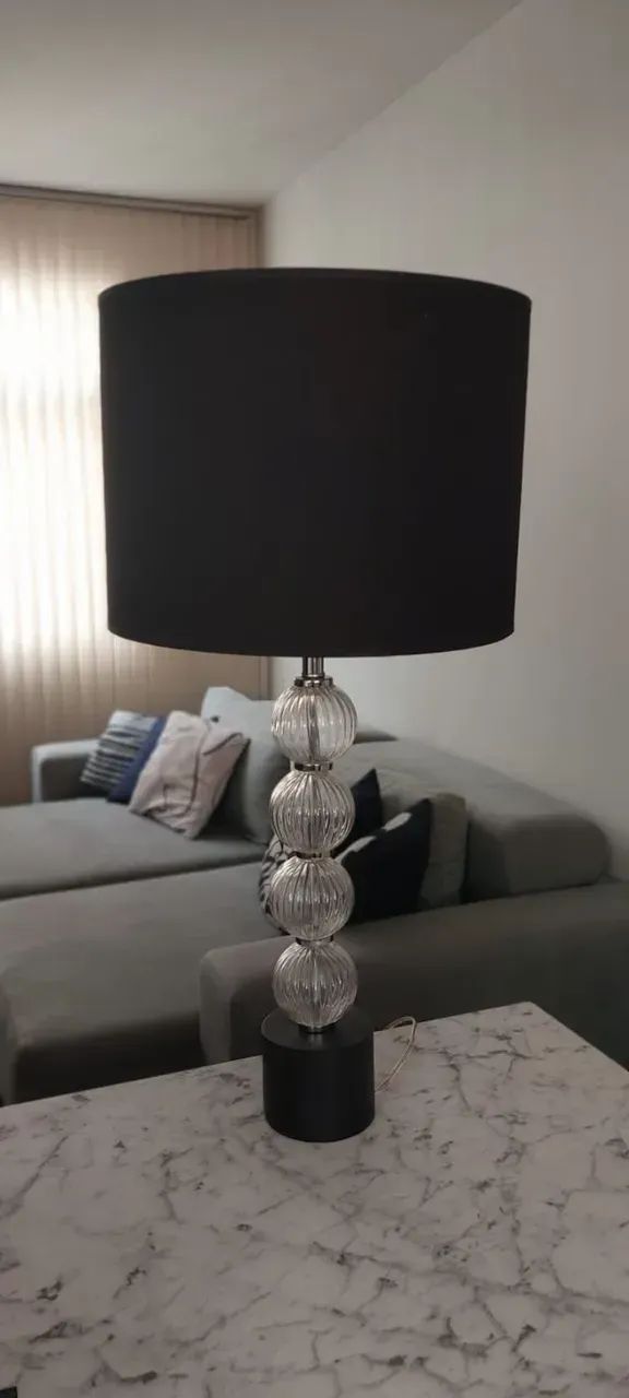 Abajur de mesa com base em vidro e cúpula em tecido